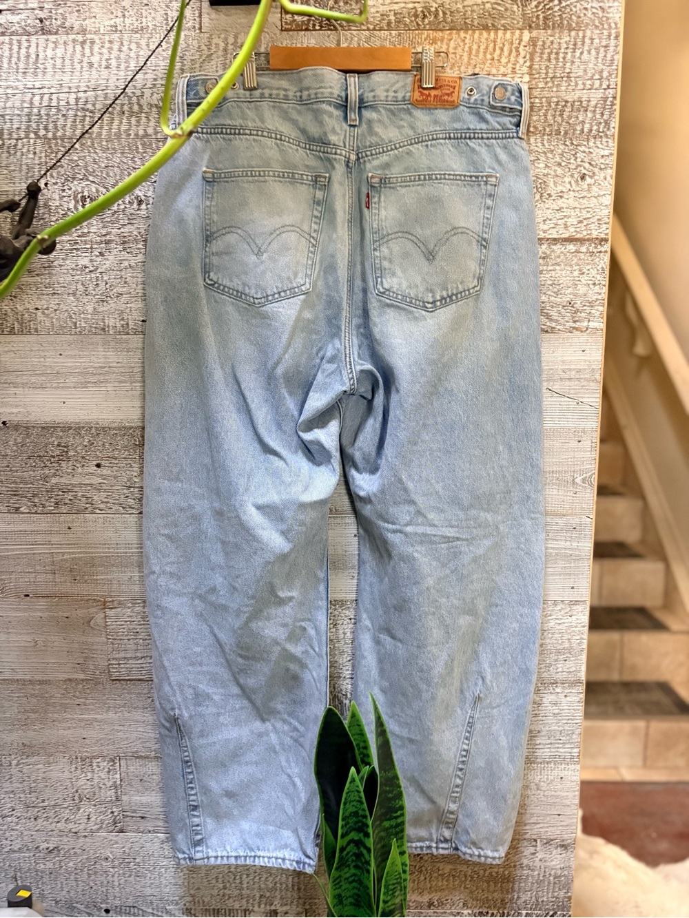 Levi's | Cinch Barrel-Leg Light Wash High-Rise Denim Jeans - Women's 33x31 - Picture 2 of 13